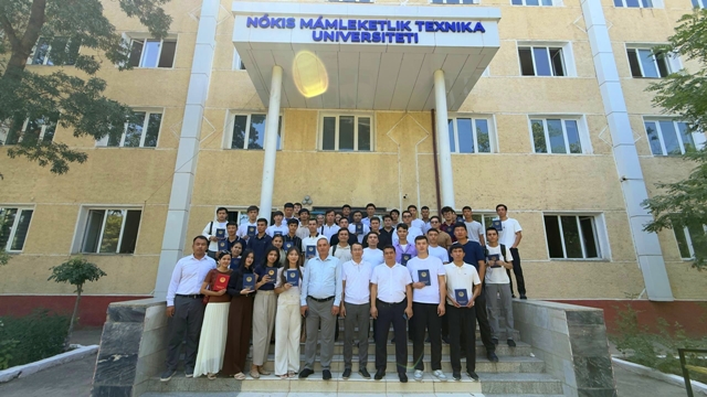 Nukus davlat texnika universitetida bitiruvchilarga diplomlar tantanali ravishda topshirilmoqda