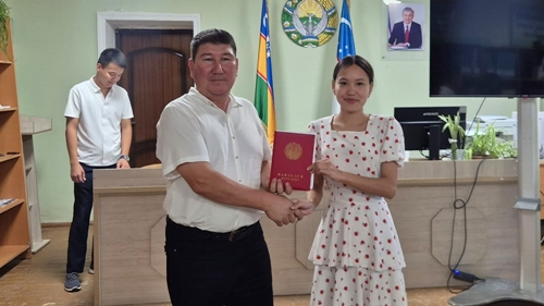 Nókis mámleketlik texnika universitetinde pitkeriwshilerge diplomlar tapsırılmaqta
